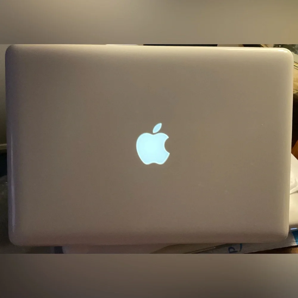 MacBook 13.3” Mid 2010 White 250 HHD 2GB MEMORY 1067 DDR3 CORE 2 DUO PROCESSOR💻
